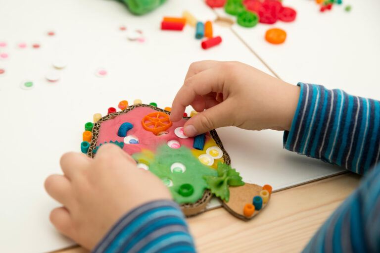 DIY toy for actively explore different materials